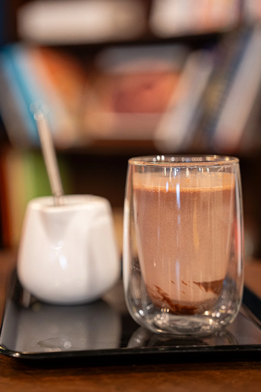 Chocolat chaud Flamant d’Or servi au salon