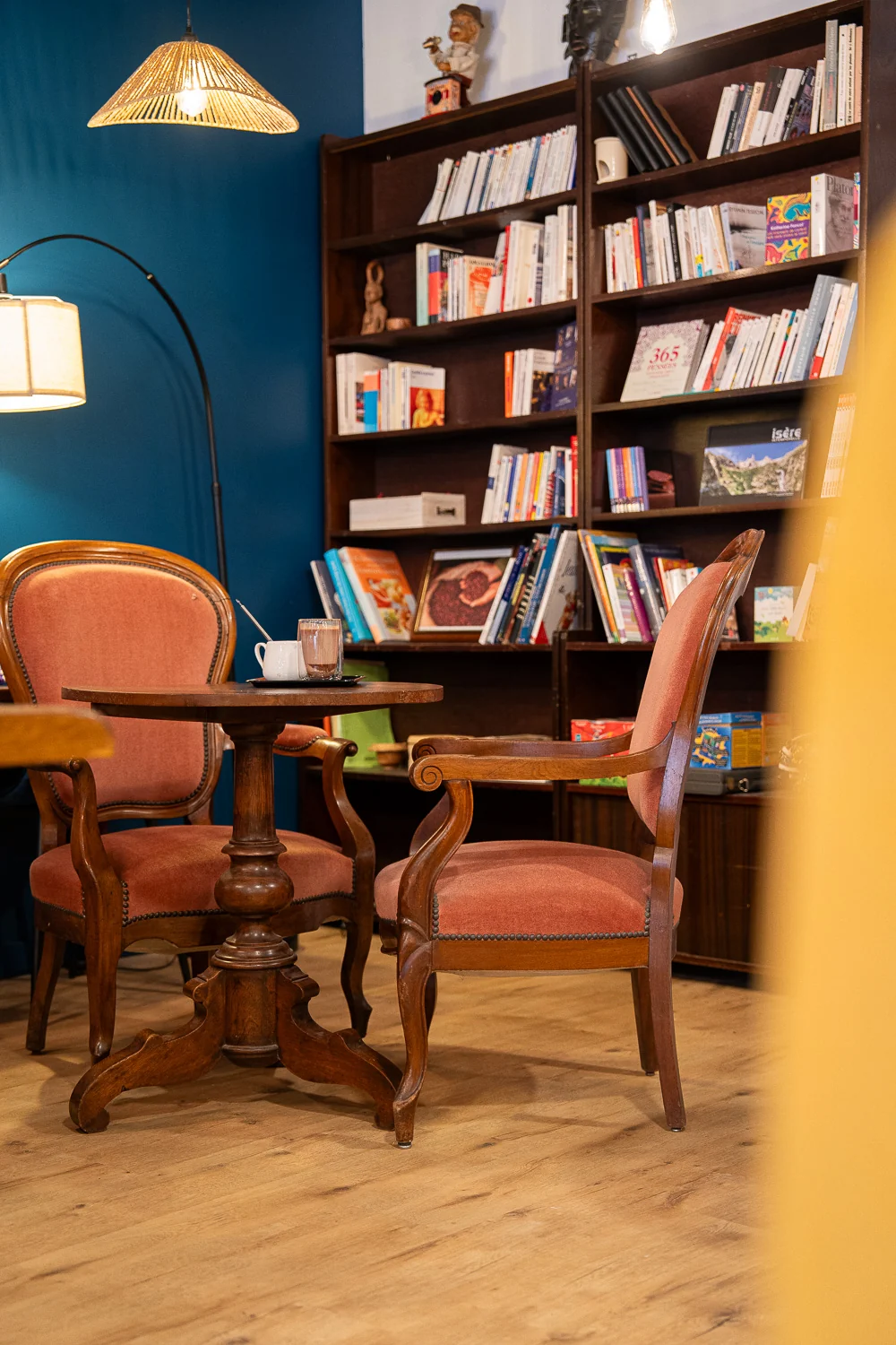 Le coin bibliothèque du salon Flamant d’Or