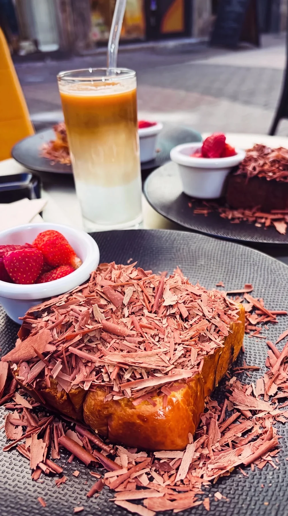 Tartine au chocolat et café servis en terrasse
